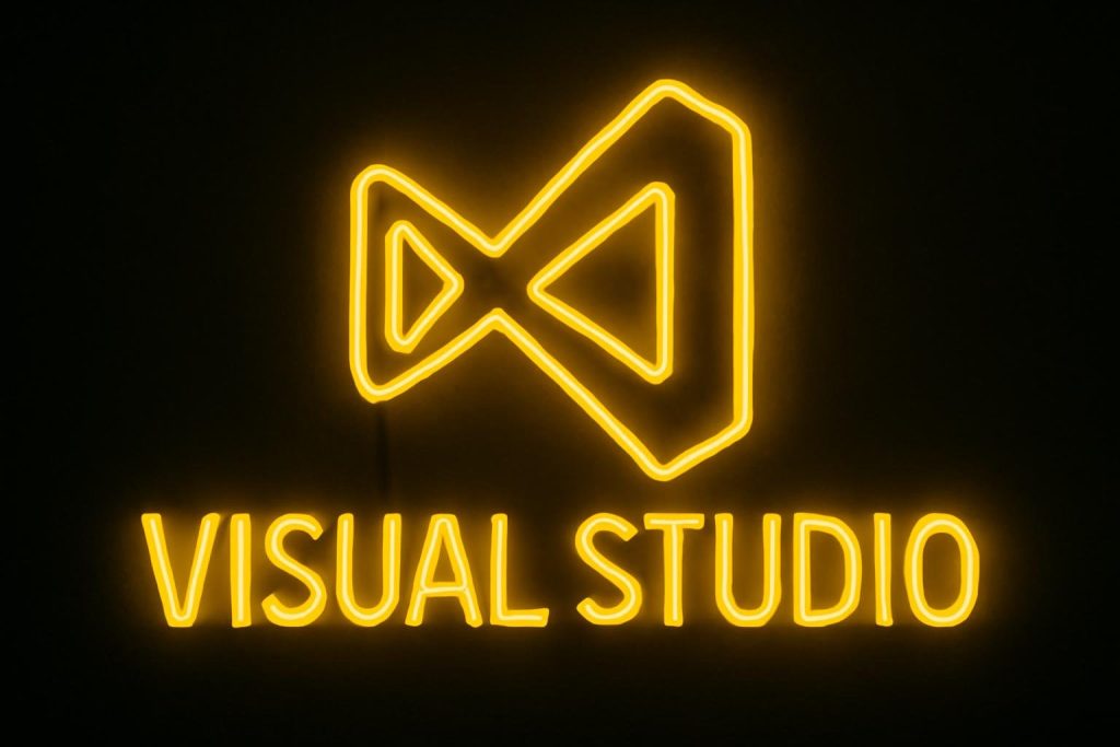 visual Studio 마크를 검은색 배경으로 노란색 네온사인